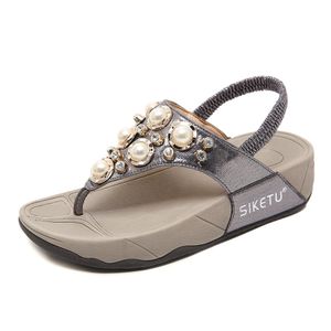 Sandales de créateurs femmes pantoufles noires blancs curseurs classiques perles d'été épaisse semelle épaisse confortable sandale de fille de plage respirante douce et confortable
