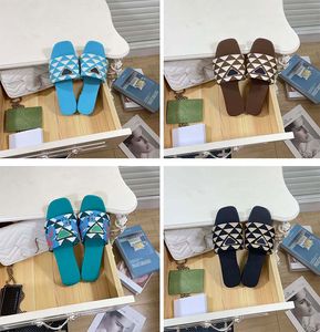 Sandalias de diseñador Zapatillas bordadas para mujer Suela de cuero Tacón envolvente Sandalias clásicas de fondo plano de lujo 35-41