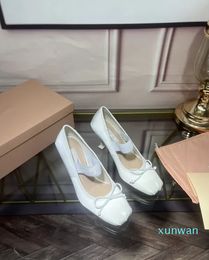 Sandalias de diseñador Zapatos con pedrería adornados elegantes tacones gruesos con punta hueca Zapatos de vestir sexy