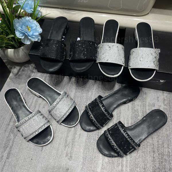 Designer Sandles Sandales Sandales célèbres Designer Femmes Crystal Flats brillants Sandal Sliders Slippers Low Talon Fashion Sandale Sandale Flip Flop