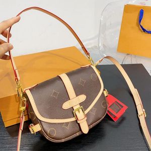 Diseñador SAUMUR BB Bolsa Bolsa de sillín para mujer Epi Cuero Ripple Bolsa de hombro Círculo Logotipo Bolso de lujo Monogramas de alta calidad Bolsa cruzada Bolsa de sobre