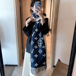 Écharpe de designer pour femmes Cachemire Foulards d'hiver Longue taille Mâle Chaud Impression de femmes V Lettre Cachemire Gland Designers Foulards Cadeau Foulard