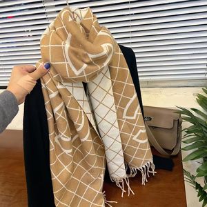 Écharpe de créateur de luxe en cachemire épais châle femmes long hiver Wram Pashmina enveloppes Hijab avec gland Bufanda Foulard cadeau Foulards de créateurs Écharpe chaude d'hiver