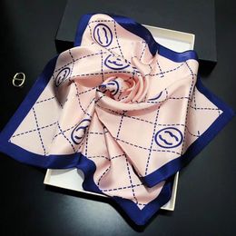 Foulard de créateur Foulard en soie Foulard pour femmes Été Luxueux Écharpe Haut de gamme Classique Lettre Motif Designer Châle Foulards Cadeau Facile à assortir Soft Touch 70 * 70 cm S527