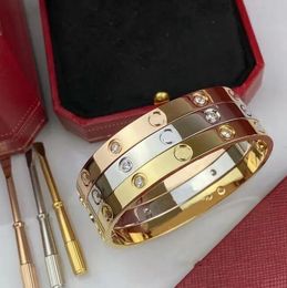 Bracelet à vis de créateur Couple en or 18 carats Bracelet de haute qualité Hommes Femmes Cadeau d'anniversaire Bijoux de fête des mères avec tournevis Ornements cadeaux Accessoires en gros