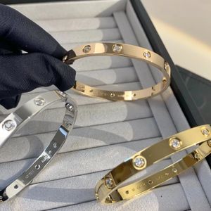 Braceuse de créateur Bracelet Fashion Bijoux de luxe Tendy Bangle 18k Gold plaqué en acier en acier pour femmes Silver Classic Designer Bijoux Dhgate Gift