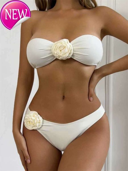 Designer Sexy Bikini Sets 2024 New Fashion Womens Womens Swimsuit New Pure Flower Bandeau Ensemble de maillot de bain Sexy Thong Summer Two-Piece Beach J240403