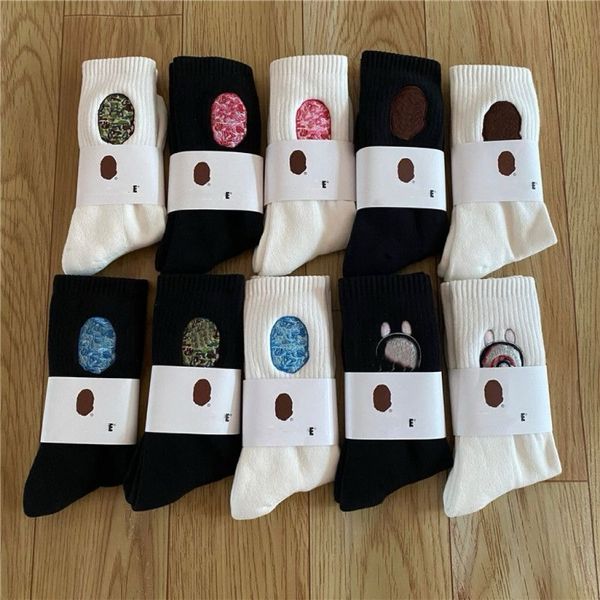 Chaussettes de requin de créateur Hommes Femmes Chaussettes de logo de broderie de camouflage Pur coton Ventiler Bas de confort Plusieurs options de couleurs