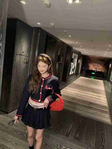 Designer Shenzhen Nanyou Haut de gamme MIU Home 23 Début du printemps Mode Âge Réduire Collision Bande rouge et noire Enveloppé Taille tricotée Ensemble DHU0