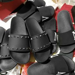 2024 Designer schoenhoens dames vlogo tazz slippers sandaal rubber rubberen flip flop mule strand klinknagel zomer buiten loafer vltn dia