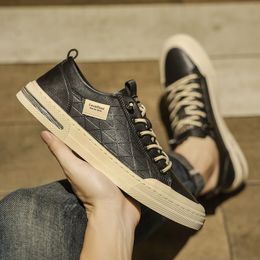 Designer schoenloopschoenen Hot selling modieuze en veelzijdige heren kleine witte schoenen met dikke rubberen zolen Met populaire mode en veelzijdige D22316