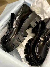 Zapato de diseñador Mujer Casual Monolith Triangle Zapatos de cuero negro Aumento de las zapatillas de deporte con plataforma Cloudbust Classic Patent Matte Loafers Trainers slip on EU35-42