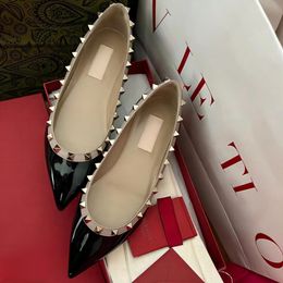Zapatos de diseñador 2024, sandalias con remaches para mujer, zapatos sexis de charol con punta en pico, zapatos planos con tachuelas para fiesta para mujer