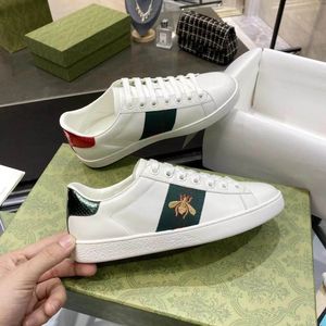 Diseñador bordado White Tiger Bee Snake Shoes con raya verde roja Plataforma de zapatillas de deporte de cuero genuino Hombres Mujeres as Casual tamaño grande 48