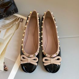 Chaussures de créateurs Chaussures plates Round Round Rivets Stud Embelli Boucle Boucle de luxe pour femmes Faussettes d'usine en cuir avec boîte avec boîte