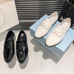 Designer schoenen Comfort Sneakers Classic Lady Patent Leather Loafers Metal Zwart Witte Luxe Dames kledingschoenen Lazy Casual Outdoor Trainers
