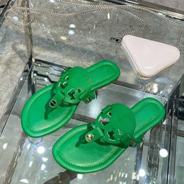 chaussures de designer designer femmes sandales chaussures pantoufle softvmaterial pantoufles diapositives charme curseurs vert noir marron nu véritable cuir de luxe femmes plat ummer
