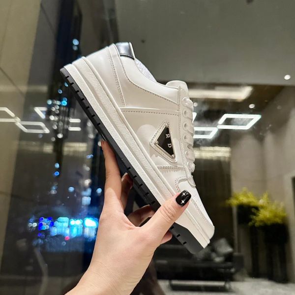 Zapatos de diseñador Zapatillas de deporte en el centro Hombres Mujeres Zapatos casuales de lujo Logotipo de triángulo Entrenador con cordones bajos Cómodo Suela de goma Tamaño 35-45 con caja