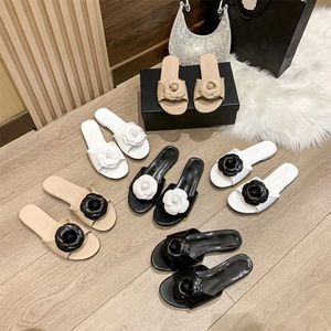 Édition de chaussures de créateurs petites pantoufles de camélia parfumées femmes portant des tongs à bout rond d'été pour les sandales à talons plats de plage de vacances