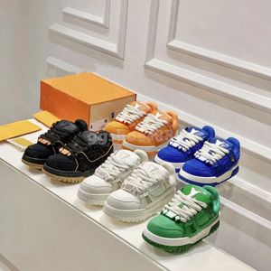 Designer schoenen in reliëf Louiseiuton Trainer Sneaker White Black Sky Blue Abloh Green Denim Pink Red Luxe Virgil Heren Casual Sneakers Trainers