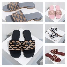 Chaussures de créateurs Broidered tissu glisse sandales Triangle noir broderie multicolore mules femme tongs sandales décontractées en cuir d'été