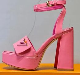 Chaussures de créateurs Décoration de boucle de mode Chaussures à talons hauts en cuir verni rose avec boîte de luxe Designers Plate-forme talons cheville Wrap Rome Sandal femmes