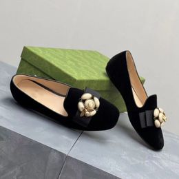 Chaussures de créateur, mocassins à la mode haut de gamme, chaussures simples pour femmes à boucle de perles et de fleurs de miel, interprétation parfaite des produits de luxe