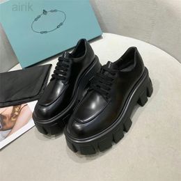 Designerschoenen Verhoog Platform Sneakers Metalen Driehoek Loafers Monolith Geborsteld Leren Schoen