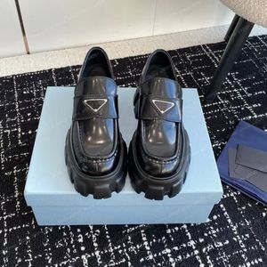 Designer schoenen Loafers dames casual monolith driehoek logo zwarte lederen schoenen vergroten platform sneakers cloudbust klassiek patent matte loafers