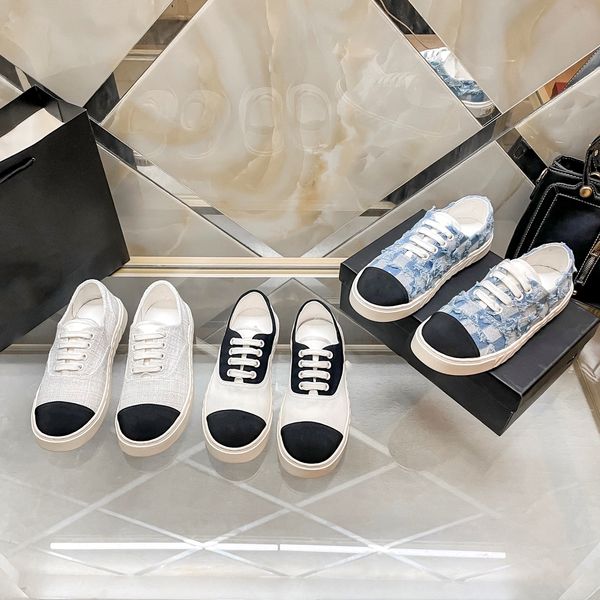 Zapatos de diseño Mujeres de talle bajo, zapatos pequeños y fragantes multifuncionales. Moda de verano, nuevos zapatos de lona de mezclilla en blanco y negro, zapatillas de deporte casuales.