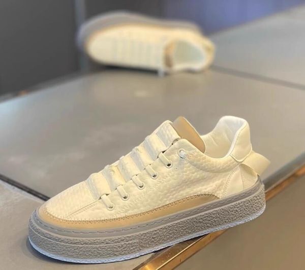 Chaussures de créateurs hommes Party Sneakers de mariage Chaussures Luxury Fashion Summer Soufflement Low Top White Casual Sneakers Travel Round Business Driving Walking Logs