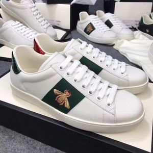 Designer Chaussures Italie Hommes Femmes Casual Chaussures Sneaker Classique Blanc Stripe Toile Splicing Baskets Animal Broderie Baskets Avec boîte Taille 35-46