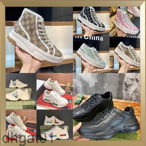 Chaussures de créateurs hommes baskets pour femmes Puffing Walking Casual Shoes Sneakers Scrawl