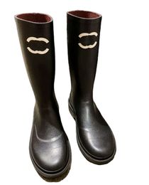 Chaussures de créateurs Nouvelle mode Bottes en cuir noires pour femmes Chaussures à semelle extérieure imprimée pluie Tout va ensemble Anti-dérapant Couleur unie 234