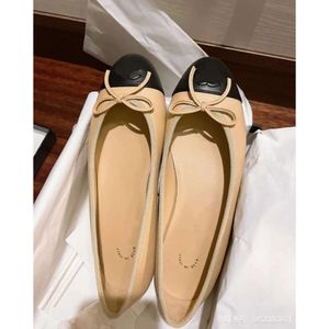 Designer Shoes Diseñador de la marca Paris Zapatos planos de ballet negros para mujer Zapatos de vestir de mujer con punta redonda de lujo acolchados de cuero genuino sin cordones de bailarina HJ2G 001