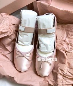 Diseñador miui miui Paris Zapatillas de ballet Zapatos de baile profesionales Miu Miu Bailarinas de satén Plataforma mm Bowknot Boca poco profunda Zapato único Sandalias planas para mujer Mocasines