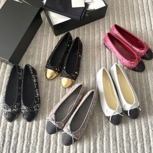 Designer schoenen Parijs merk designer zwarte ballet flats schoenen dames lente gewatteerde lederen slip op ballerina ronde neus dames italië gemaakte cap toe loafer schoen