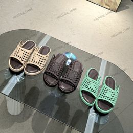 Chaussures de designer Waffle Mule glissa les sandales en caoutchouc Men des femmes Femmes trous coupés creux éraflures paris bas piscine plage cursers unisexe grande taille à 46 flops imperméables