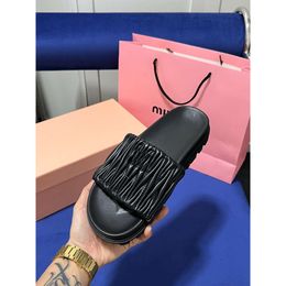 Zapatos de diseñador Sandalias Chanclas plisadas de fondo plano de Miu para mujeres en el verano de prendas de vestir exteriores casuales Zapatillas versátiles de moda