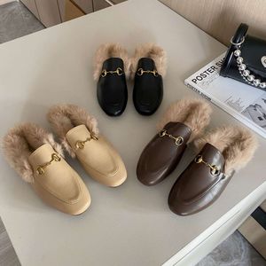 Chaussures de créateurs Pantoufles pour vêtements d'extérieur pour femmes Automne Hiver Muller Chaussures Homme Fond Plat Lapin Plus Peluche Tête Demi Pantoufles Pantoufle En Fourrure SNCYl