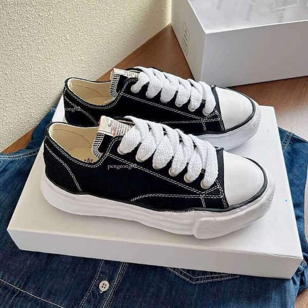 Zapatos de diseñador Zapatillas de deporte Maison Canvas Mihara Yasuhiro Corte bajo Hombres Mujeres Versátil Disuelto Verano Nuevo Mmy Negro Blanco Zapatos para hombre 17