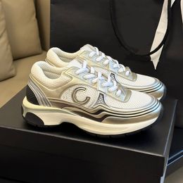 Chaussures de créateurs baskets Femme Luxury Plateforme décontractée Nouvelles chaussures de sortie Sequin Classic White Casual Shoe Lace Up Femme 10a avec boîte