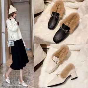 Chaussures de créateurs Chaussures en peluche à talons épais pour vêtements d'hiver pour femmes Chaussures en peluche polyvalentes d'automne et d'hiver Chaussures à talons moyens de lapin pour femmes Pantoufle en fourrure ZBFPl