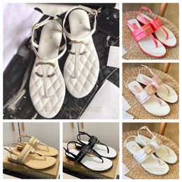 Designer Shoes Woman Sandal Designer français Femmes Pantoufles Clip Toe Sandales Plates Été T Tied Dames Chaussures Plage Casual Femme Canal De Luxe Tongs Mode