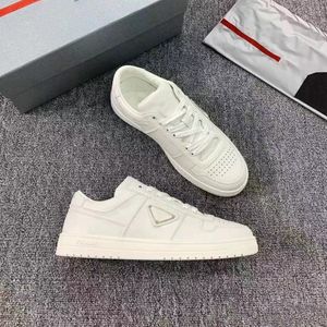 Designer schoenen vrouwen mannen het centrum van lederen sneakers casual schoenen mode luxe kalfsleer helder lederen metalen driehoek gesp geworden