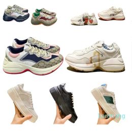 Chaussures de créateurs Chaussures décontractées pour femmes Baskets Rhyton Chaussures de skate pour hommes Chaussures de skate en cuir rayé rouge et vert Chaussures de papa rayées de luxe rMO