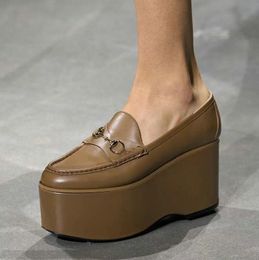Chaussures de créateur chaussures formelles pour femmes nouveau classique en cuir de veau rétro chaussures de gâteau éponge plate-forme imperméable semelle épaisse chaussures à talons inclinés mocassins à semelle plate chaussures simples