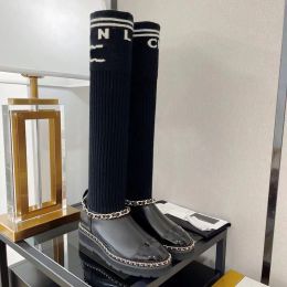 Chaussures de créateurs Chaussettes et bottes hautes de luxe pour femmes Mode Taiwan Éléments de chaîne en cuir Lettres Bottes décontractées polyvalentes Semelle épaisse Bottes à tube moyen Chaussures d'usine