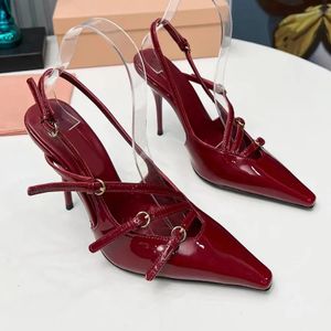 Designer schoenen Dames Lakleer slingbacks met gespen 100 mm Luxe pumps Puntige tenen Naaldhak Feestjurk schoenen Enkelbandje Bordeaux hoge hakken