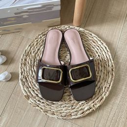 Zapatos de diseñador Zapatos de mujer Sandalias estilo cuero lacado Zapatillas casuales y cómodas de verano Zapatillas versátiles Zapatilla de fondo plano de tacón medio
